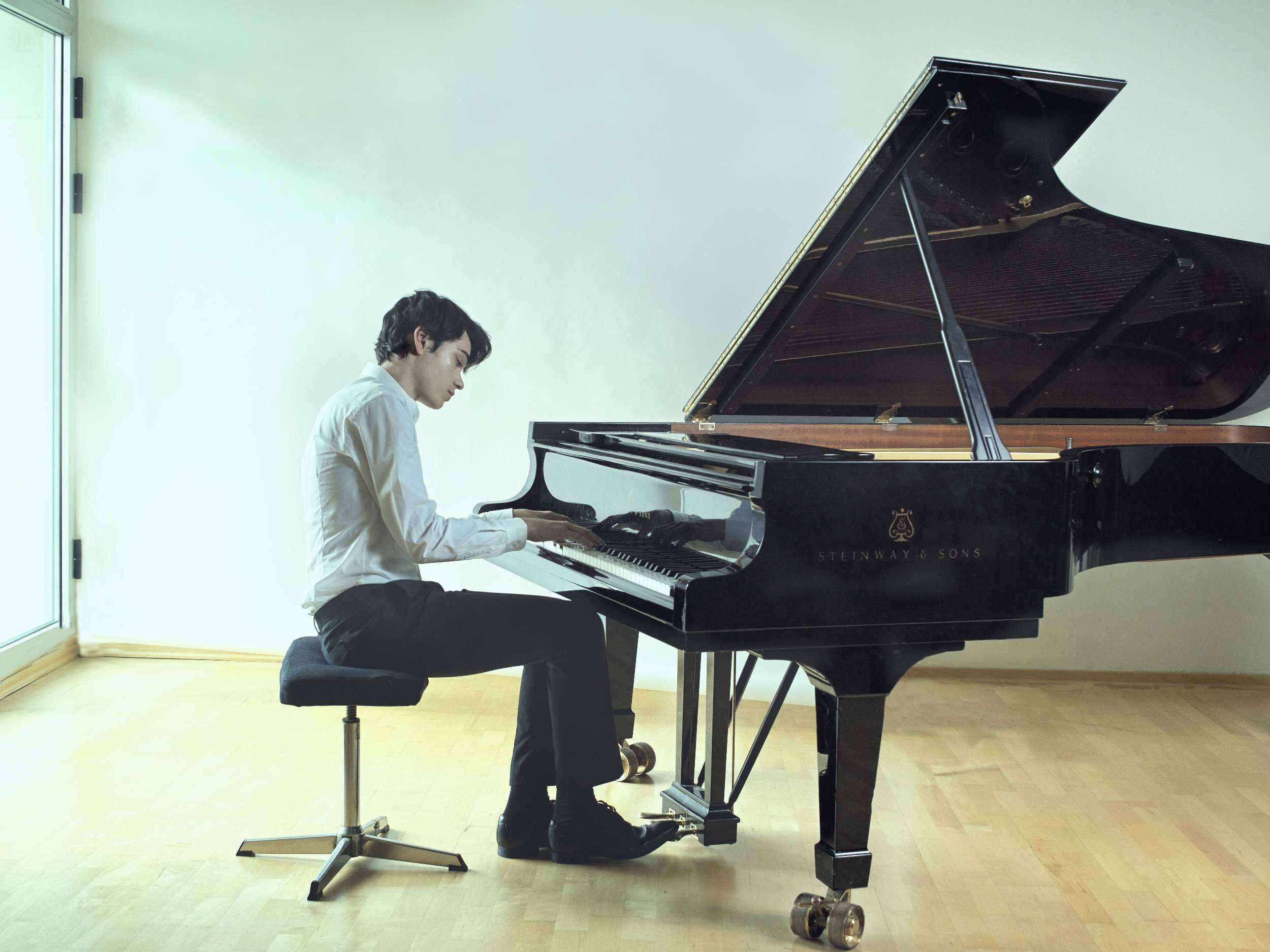 Tom Borrow, piano | Studio Longardi